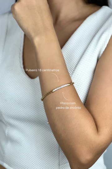 Pulseira Entrelaçada com Placa Cravejada No Centro